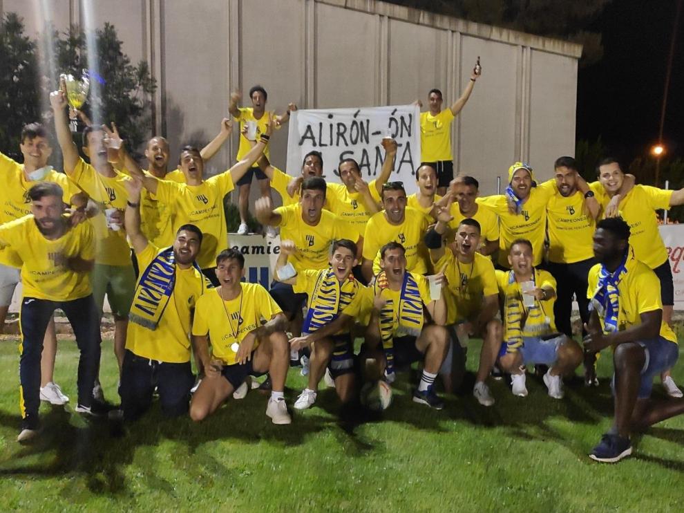 Los jugadores del Santa Anastasia celebran el ascenso