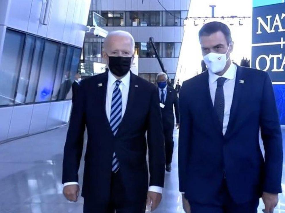 Biden y Sánchez en los pasillos de la sede de la OTAN en Bruselas