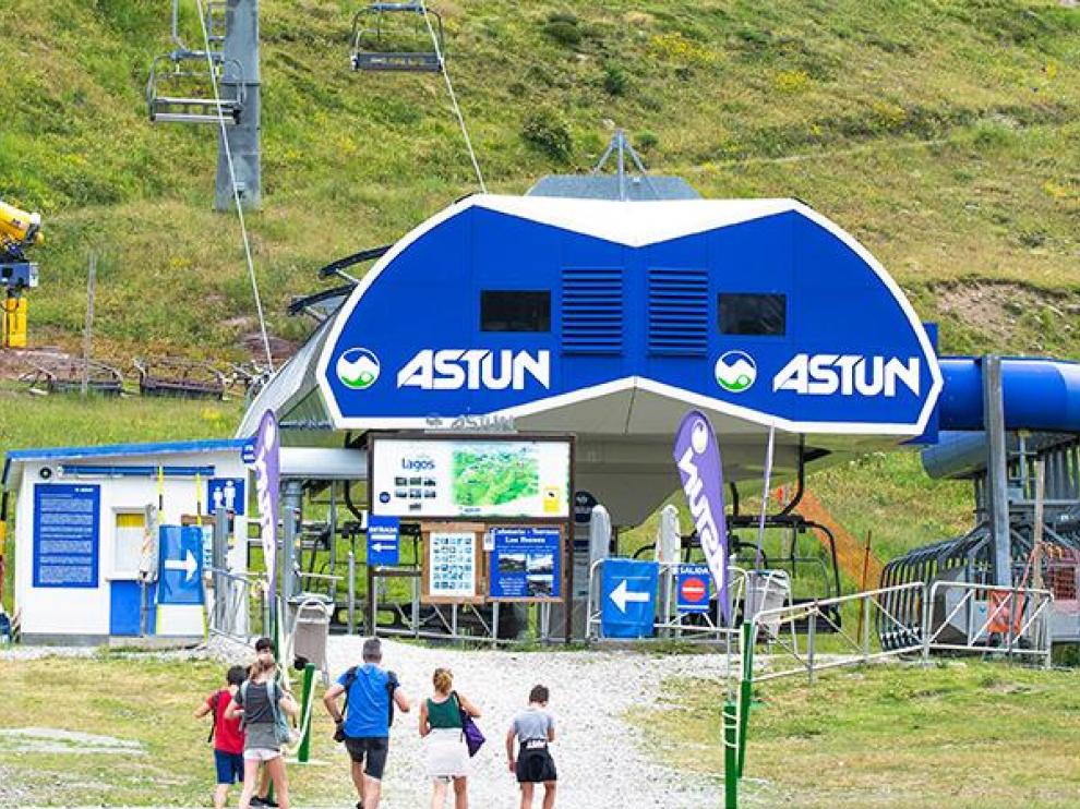 Imagen del telesilla de Astún, que volverá a abrir este verano.