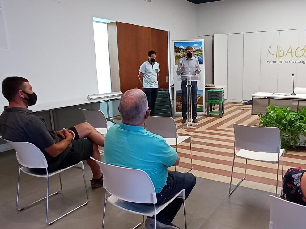 Marcel Iglesias e Isaac Sanromá durante el acto de entrega de las composteras.