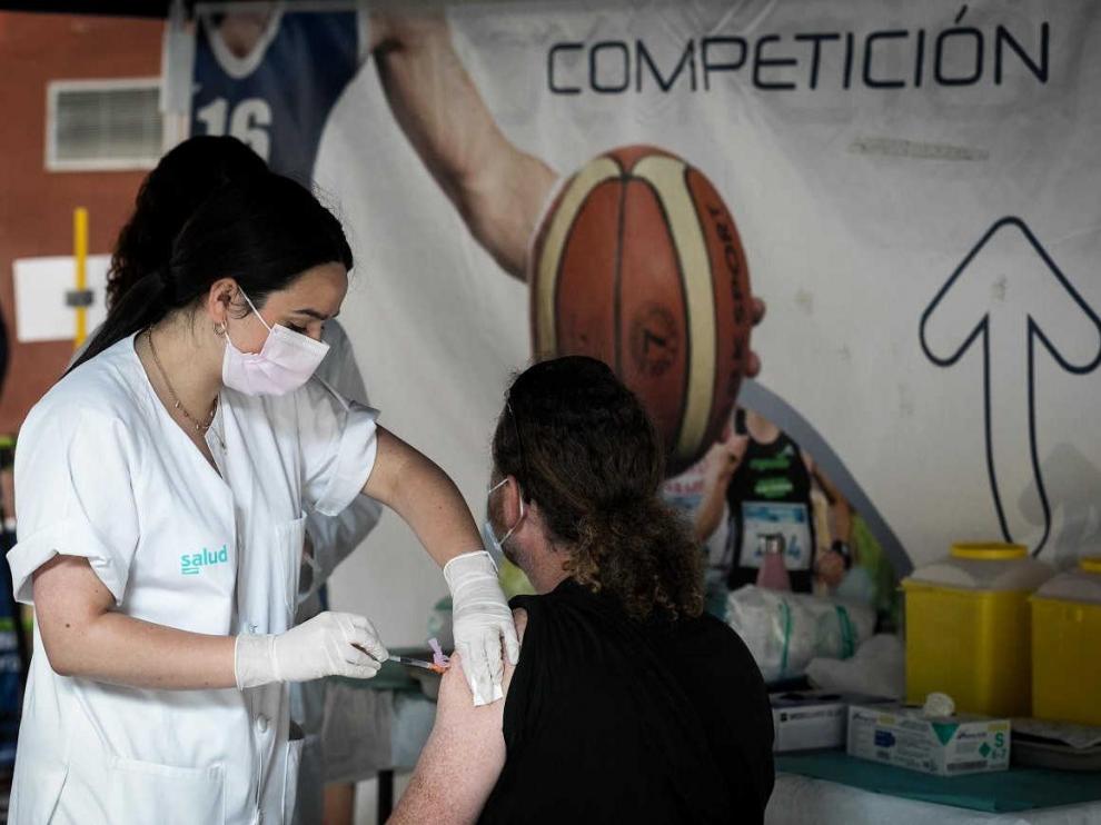 Vacunación masiva con Janssen en el polideportivo del campus universitario de Zaragoza.
