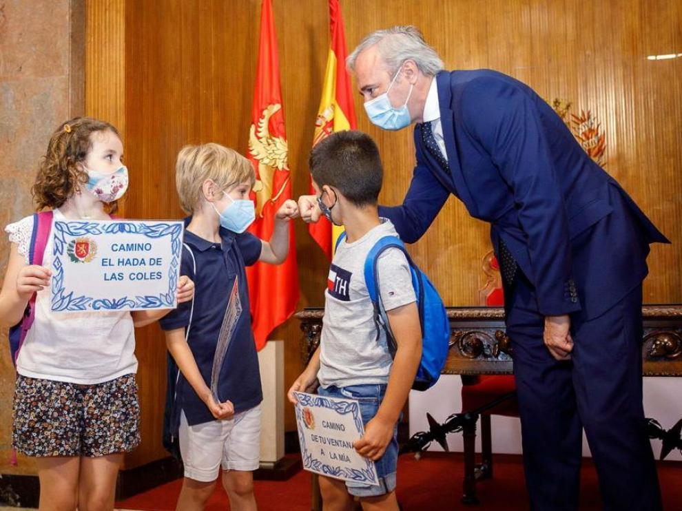 El alcalde Jorge Azcón con varios de los niños del CPI San Jorge