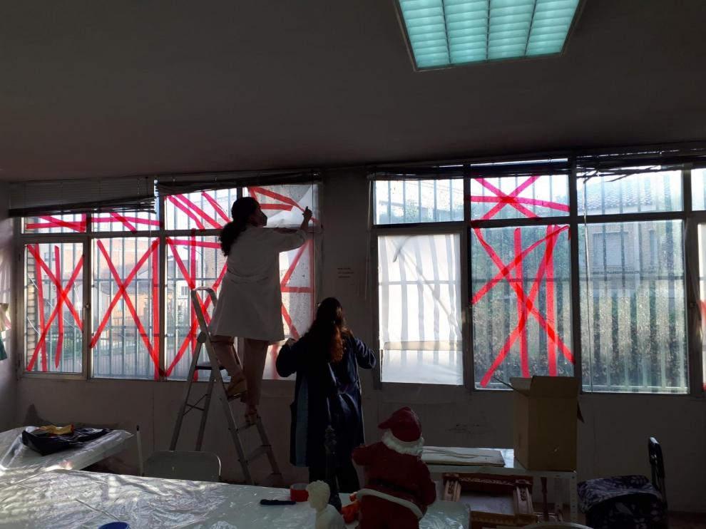 Estado en que quedaron las ventanas de la Asociación de Vecinos de La Paz, a causa del fuego.
