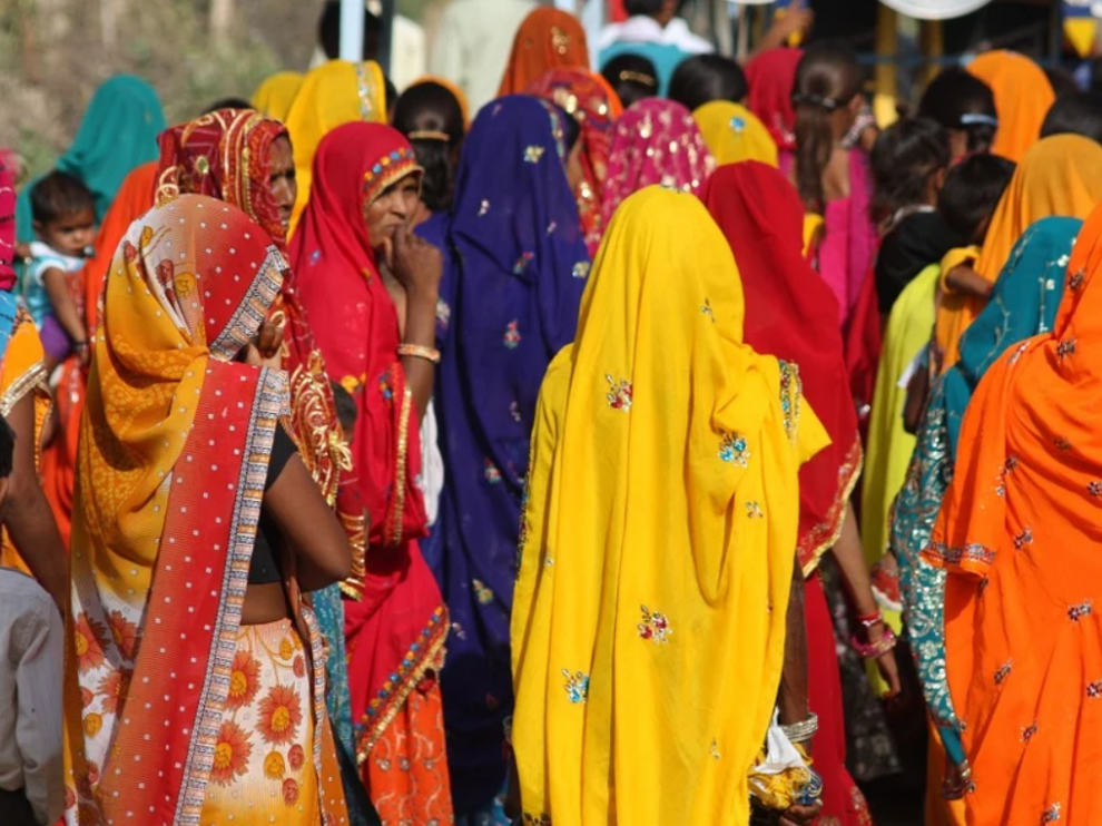 Foto de archivo de varias mujeres en la India
