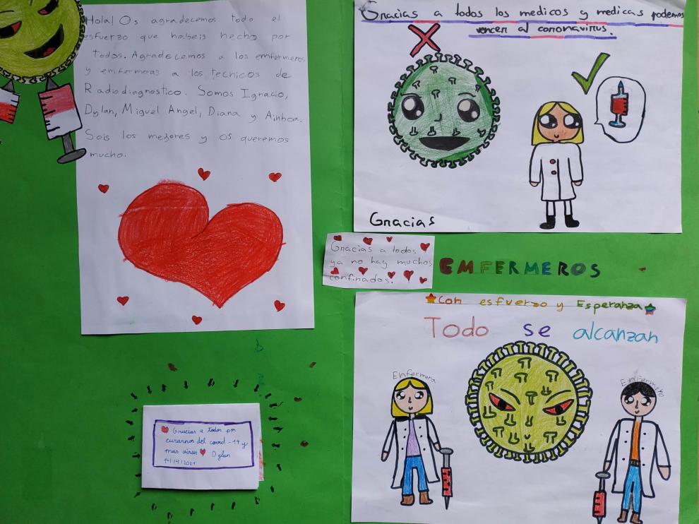 Uno de los paneles con cartas y dibujos realizados por los alumnos