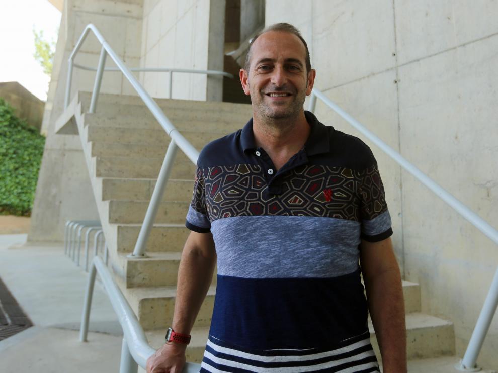 José Francisco Nolasco, técnico del Bada Huesca, en uno de los accesos del Palacio de los Deportes de Huesca.