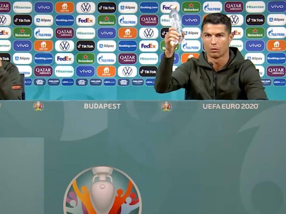 Cristiano Ronaldo recomienda agua en la rueda de prensa