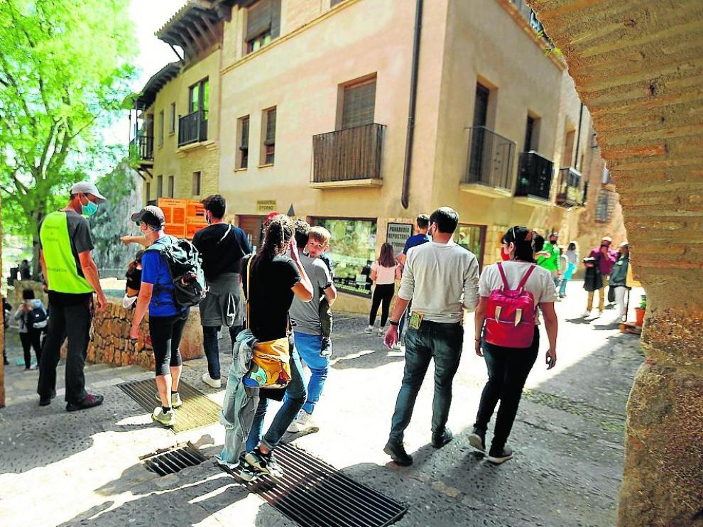 Un grupo de turistas, de visita en Alquézar.