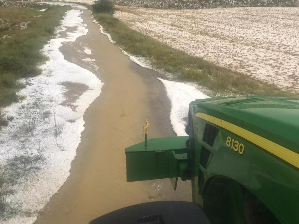 Granizo caído esta tarde en la localidad turolense de Oliete.