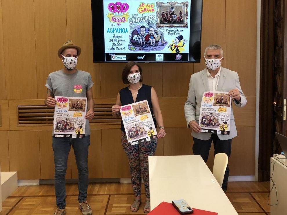 Diego Peña, la videalcaldesa Sara Fernández y el gerente de Aspanoa, Juan Carlos Acín, con el cartel del proyecto solidario