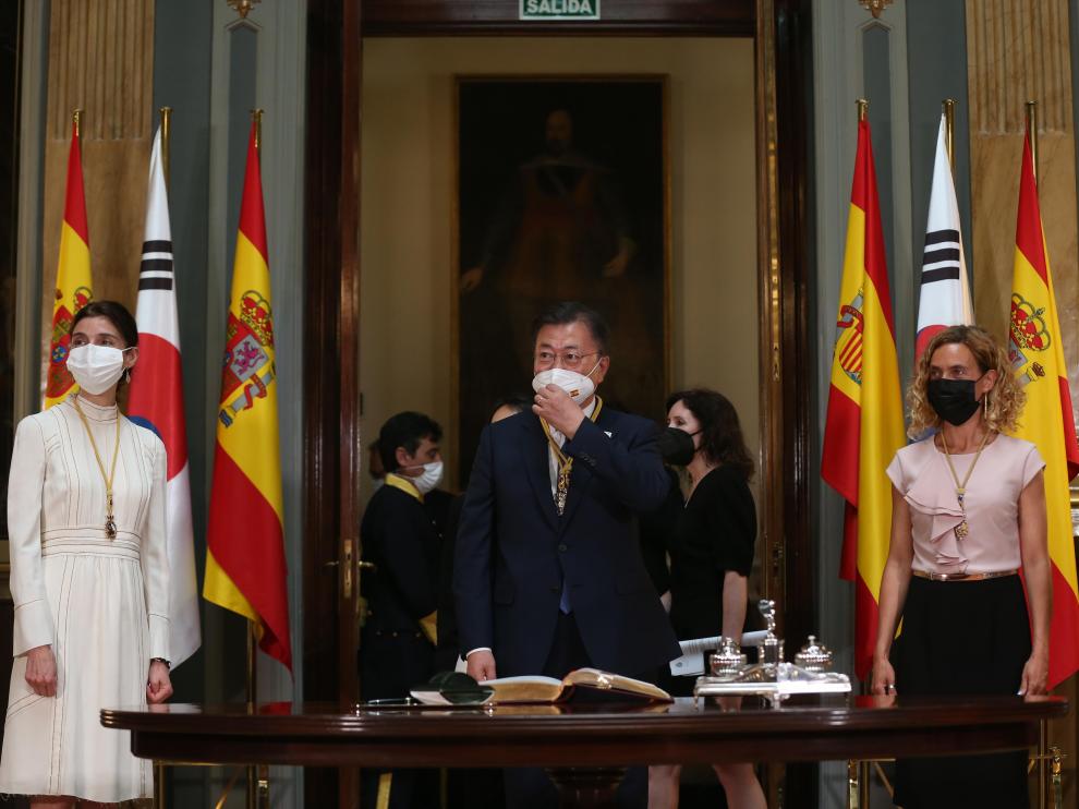 El presidente de Corea del Sur, Moon Jae-in, con Pilar Llop (i) y Meritxell Batet, en el Senado.