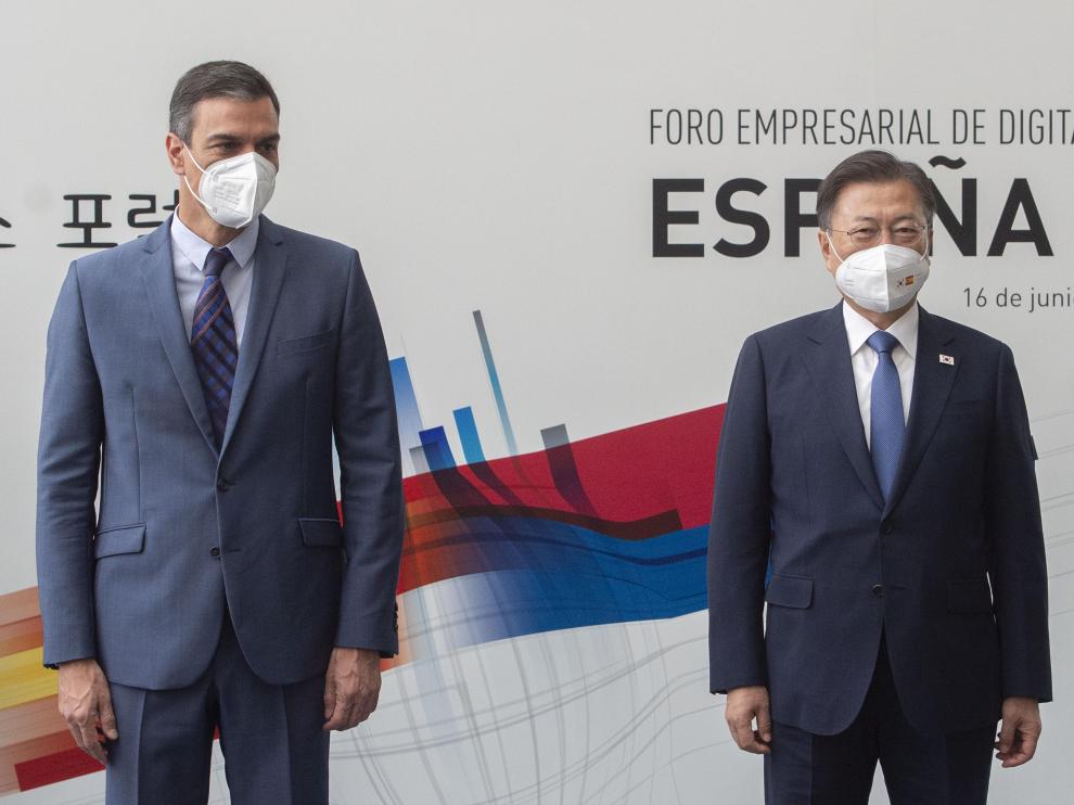 El presidente del Gobierno, Pedro Sánchez, y el presidente de Corea, Moon Jae-in, este miércoles.