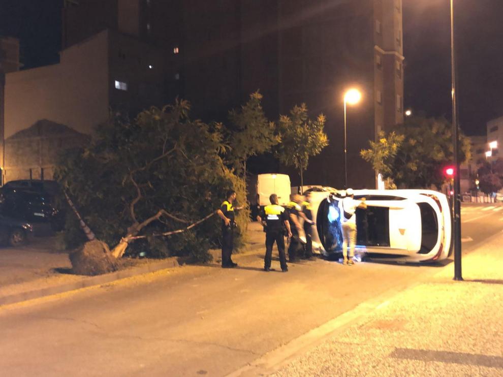 El vehículo volcado en la calzada.