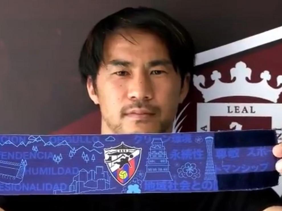 Shinji Okazaki, con el brazalete que se les entregará a los participantes en la Shinji Okazaki-SD Huesca Academy.