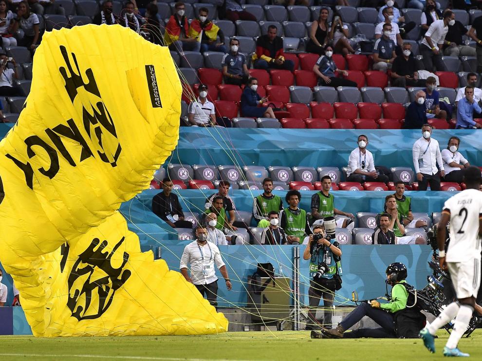 Un activista de Greenpeace pierde el control de su paracaídas y cae en el Allianz Arena de Múnich.