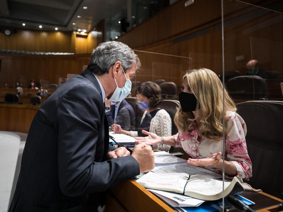 El líder de Ciudadanos-Aragón, Daniel Pérez Calvo, y la portavoz adjunta del PP, Mar Vaquero, han defendido este jueves en las Cortes las proposiciones contra los indultos