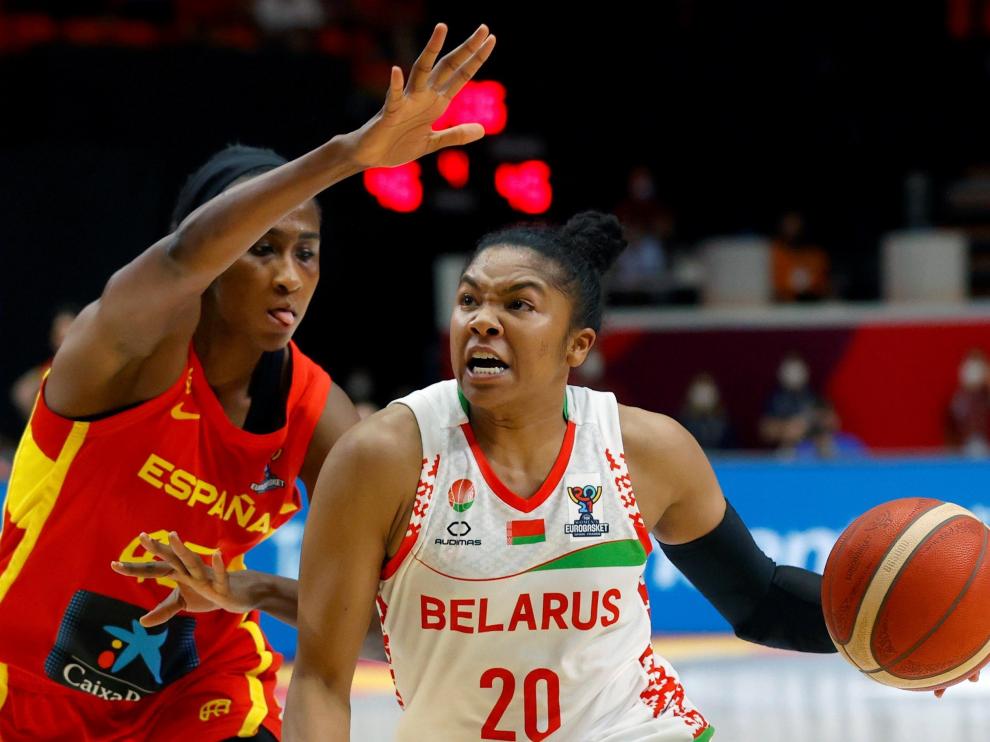 La jugadora de la selección española Astou Ndour (i) pelea un balón a la bielorrusa Alexandria Bentley.