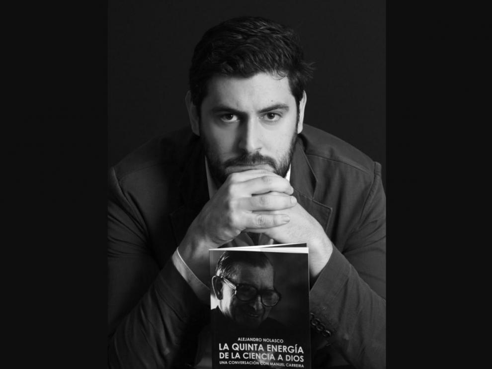 Alejandro Nolasco, con el libro