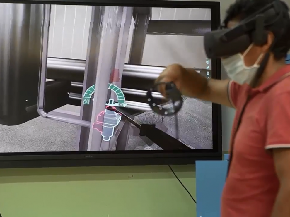 Un alumno del IES Virgen del Pilar con la herramienta de realidad virtual