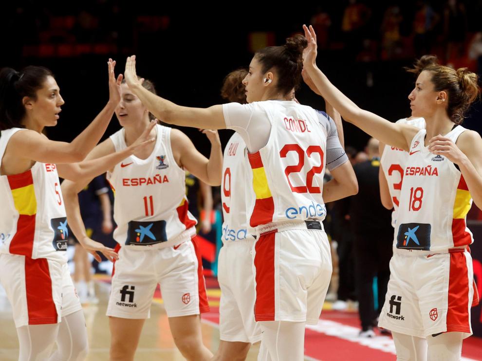.Las jugadoras españolas celebran la victoria ante Suecia por 76 a 55
