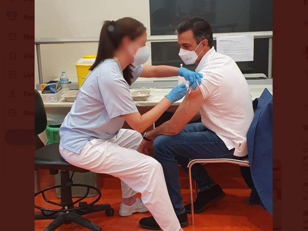 Pedro Sánchez recibe la primera dosis de la vacuna, este viernes, 18 de junio