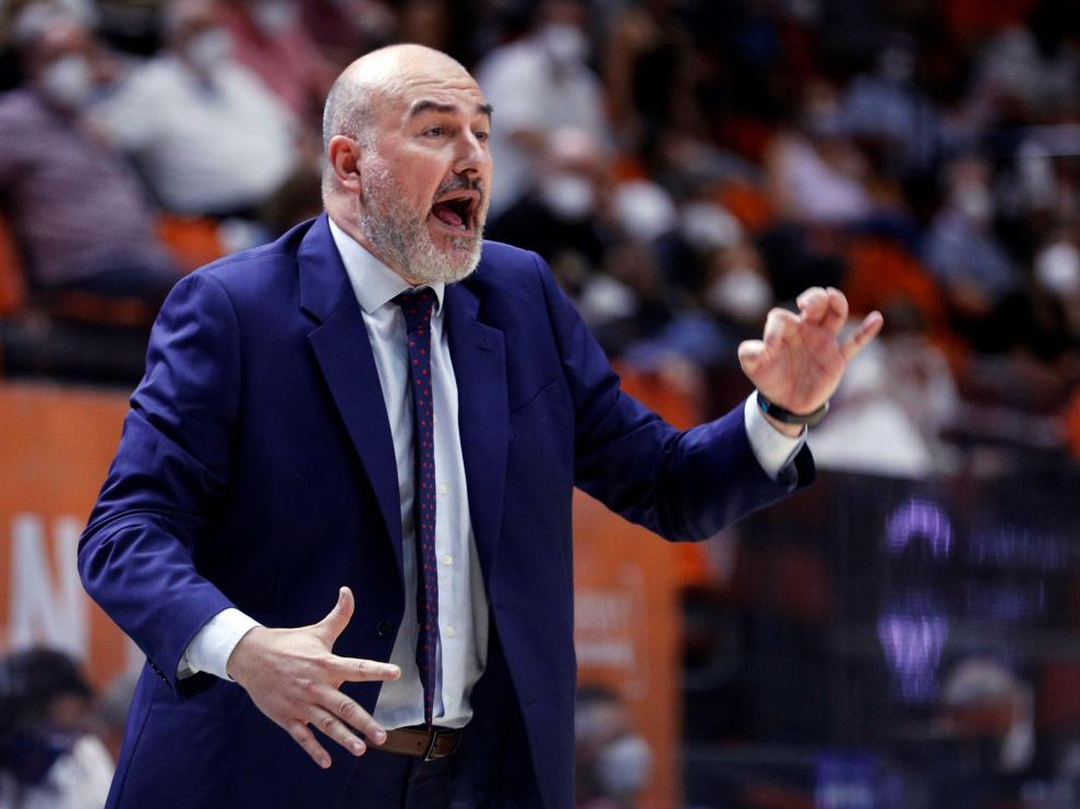 Ponsarnau, diriendo un partido del Valencia Basket.