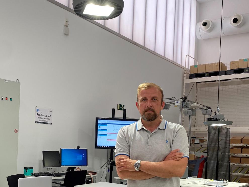 Benjamín Bentura. Este doctor ingeniero industrial lidera la empresa ejeana LED5V, que ha facturado 300.000 euros de media en los últimos años y que invierte un 45% en I+D. Con esta apuesta por la innovación espera multiplicar por cuatro o por cinco la cifra de negocio ya este año. En la fotografía, en el laboratorio de Internet de las Cosas del Instituto Tecnológico de Aragón.