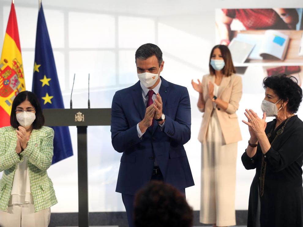 Sánchez y la ministra Celaá, en el acto de este sábado en La Moncloa.