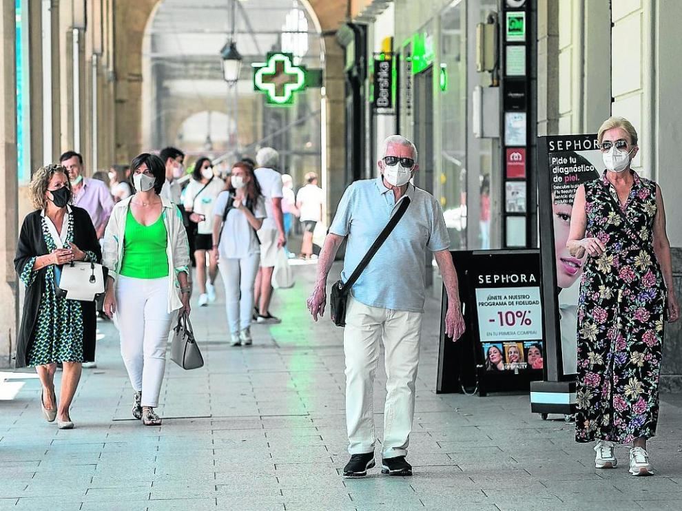 Los aragoneses inician la última semana en la que será obligatorio llevar mascarilla en el exterior.