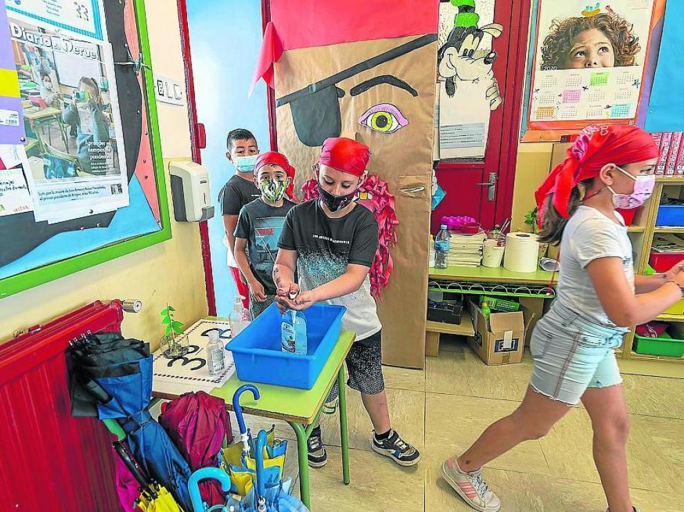 Los alumnos de 3º B del Ensanche, vestidos de piratas, se ponen gel al entrar en clase.