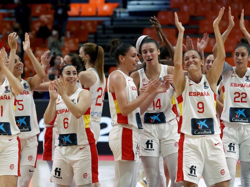 Las jugadoras de la selección española celebran la victoria contra Montenegro