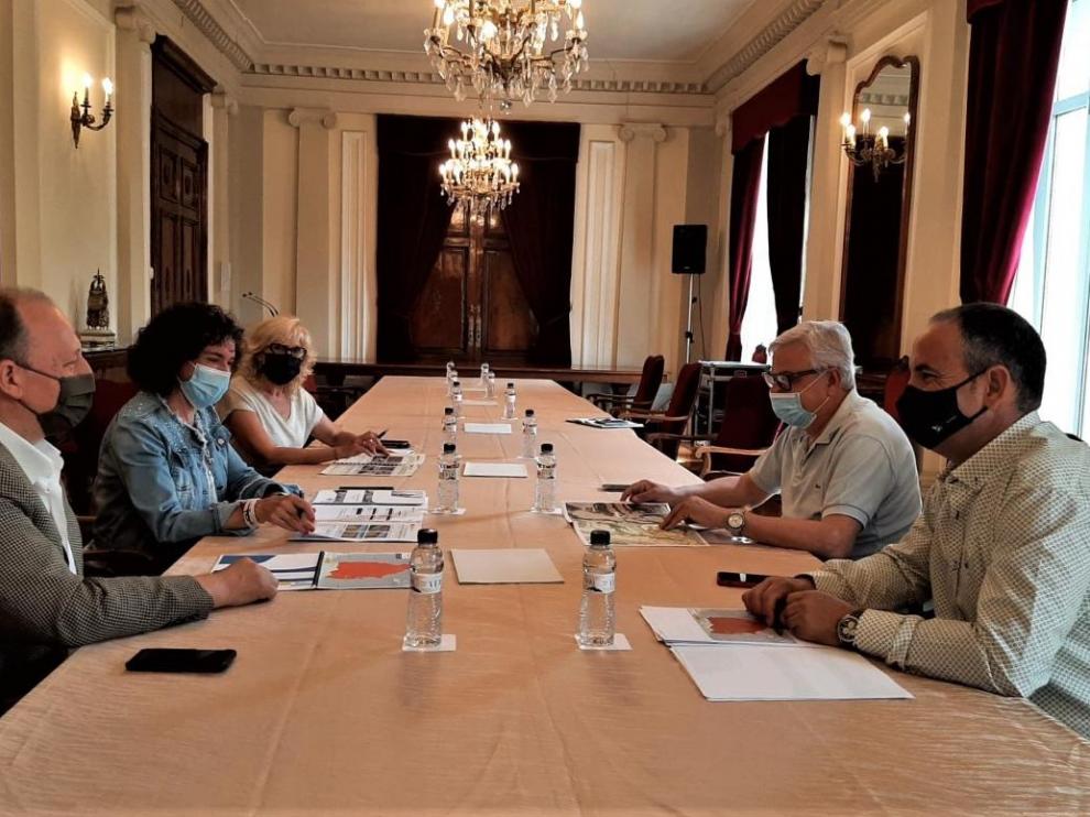 Reunión en la Subdelegación del Gobierno en Huesca sobre la mejora de la señalización del Camino de Santiago.