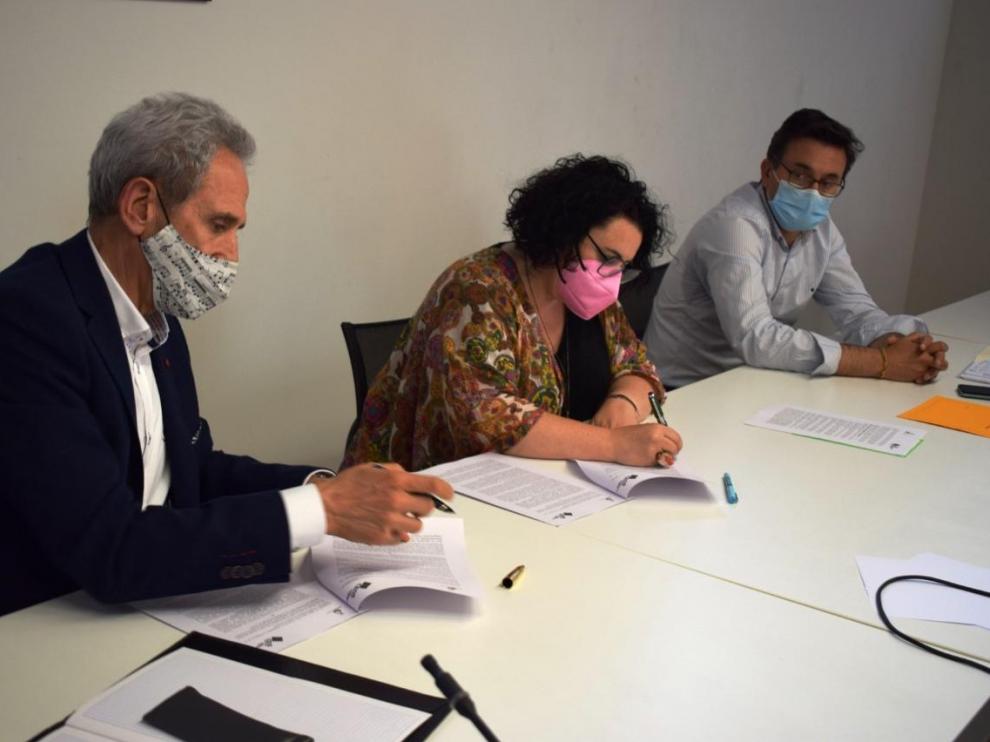 Imagen de la firma del convenio entre el Ayuntamiento de Graus y la CEOS para el lanzamiento de los Bonos Impulsa.