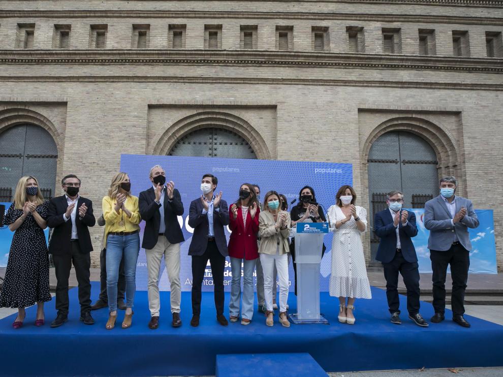 Cierre del acto del PP, con cargos y concejales del Zaragoza.