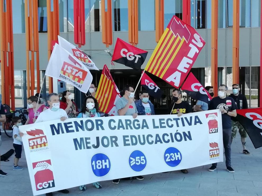 Movilización de CGT y STEA en la puerta del Departamento de Educación.