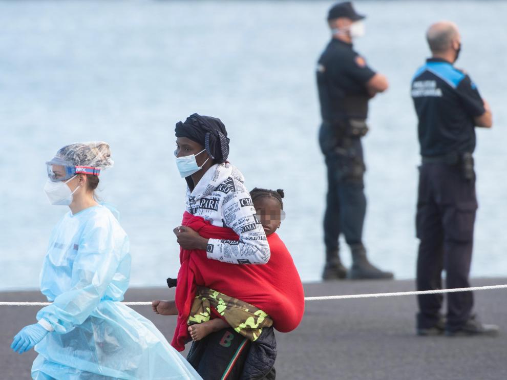 Salvamento Marítimo rescata a 105 subsaharianos, entre ellos 32 mujeres y 6 niños, en dos lanchas neumáticas en aguas cercanas a Fuerteventura