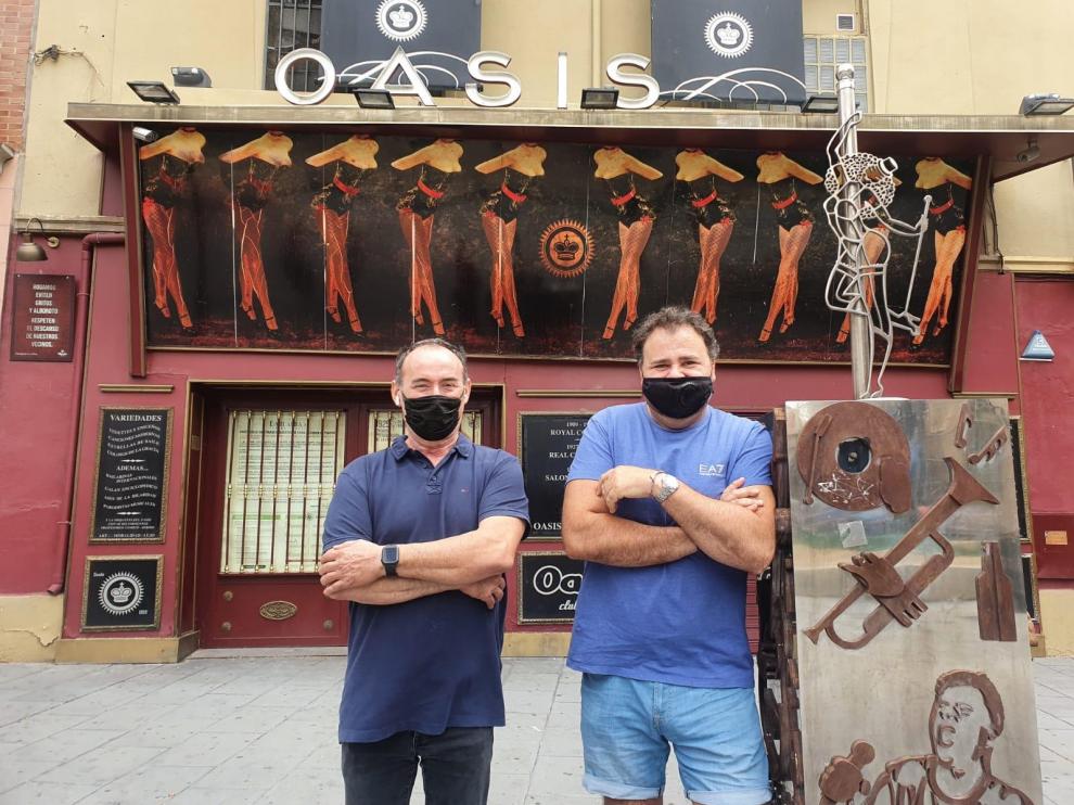 Alfonso Cabeza y Mario Montañés, gerentes de la mítica Sala Oasis de Zaragoza, que reabre este sábado.