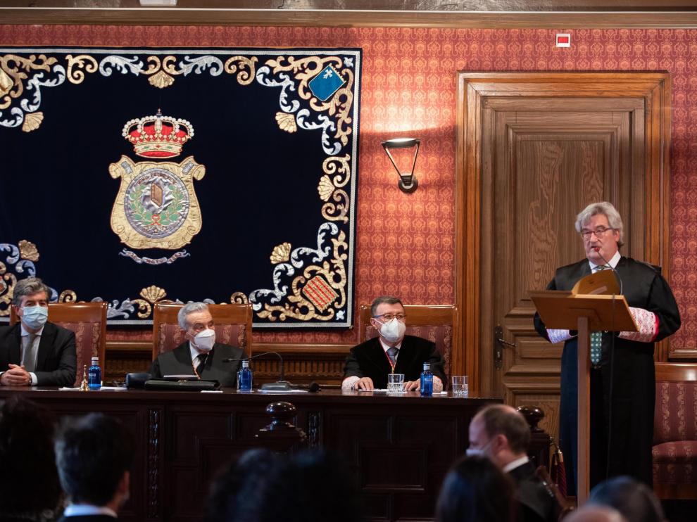 El magistrado Juan Carlos Zapata, ayer, durante la lectura de su discurso de ingreso en la Academia Aragonesa de Jurisprudencia.
