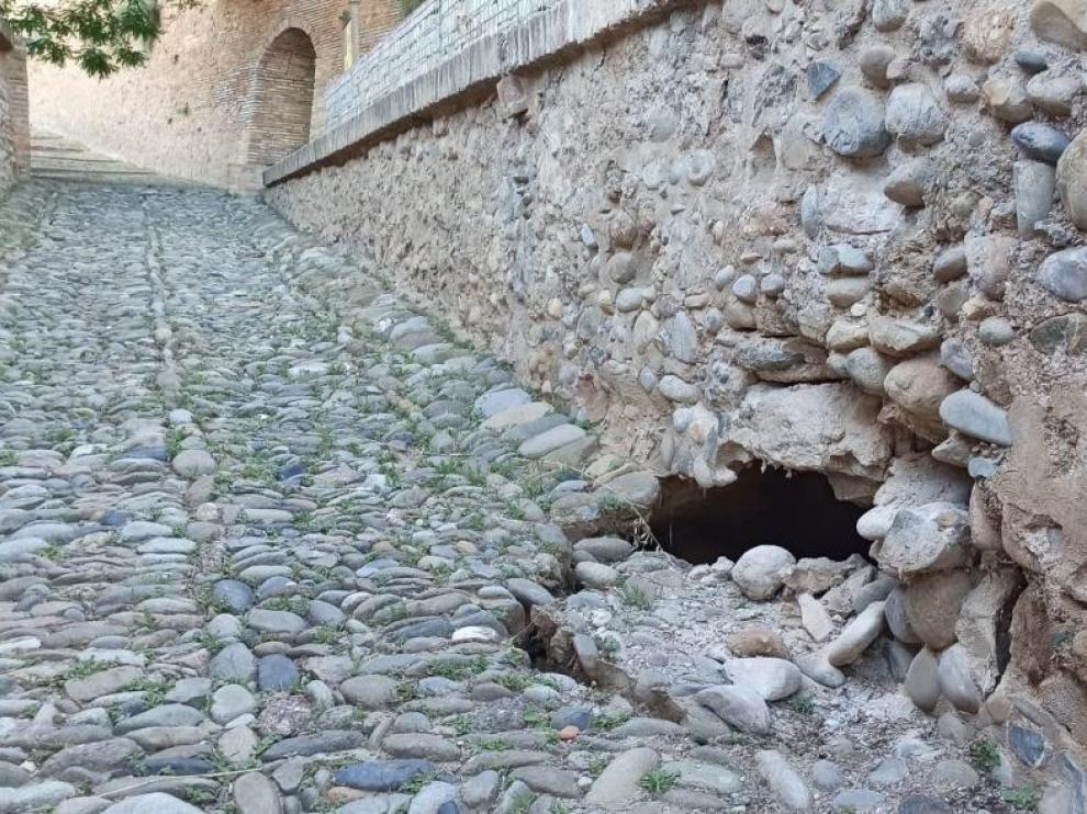 El desprendimiento se ha producido en el lateral de la rampa de subida del Castillo de Monzón.