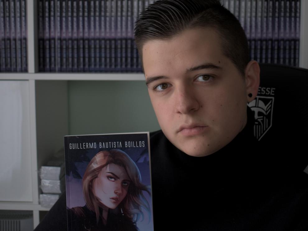 Guillermo Bautista, de 21 años, muestra un ejemplar de su libro.