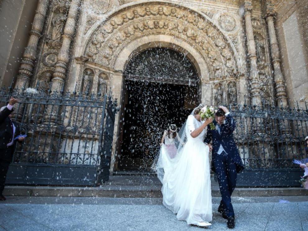 Carlos y Mamen, a las puertas de la Basílica de Santa Engracia de Zaragoza este sábado.