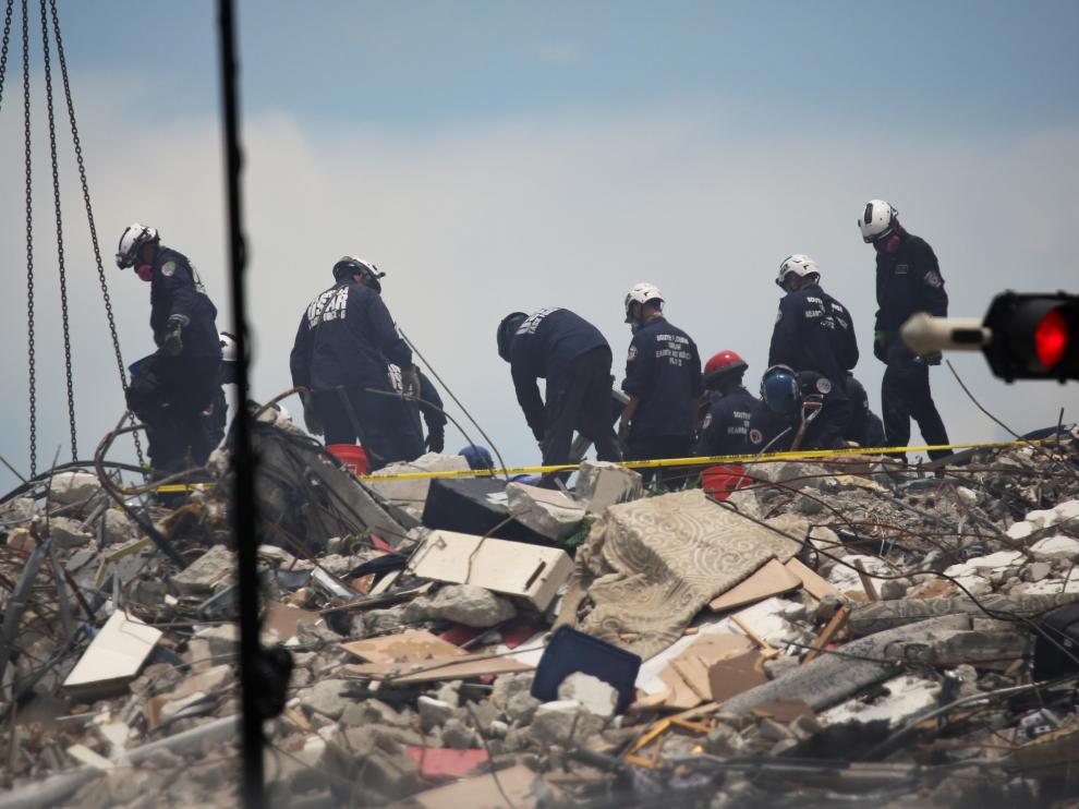 Equipos de rescate en el edificio derrumbado en Miami.