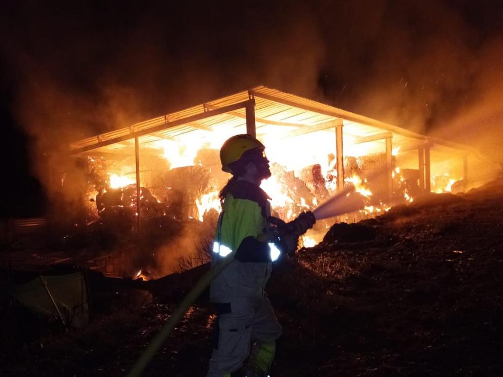 Labores de extinción de un almacén de paja en Naval por parte de los bomberos de la DPH.