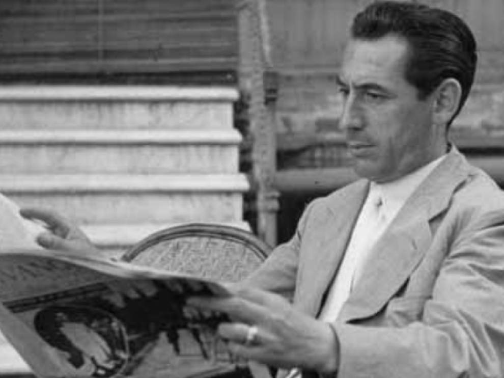 Manuel del Arco leyendo 'La Vanguardia', donde trabajó durante 20 años.