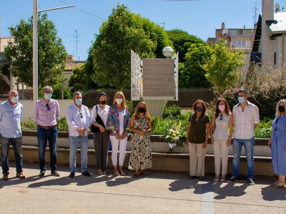 Miembros del grupo municipal del PP de Huesca, este domingo junto al monolito dedicado a las víctimas del terrorismo.