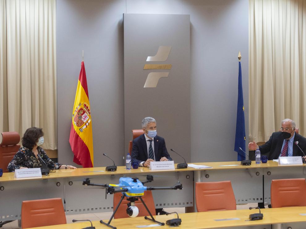 El ministro del Interior, Fernando Grande-Marlaska, y el director general de Tráfico, Pere Navarro, conversan durante la presentación del dispositivo de tráfico