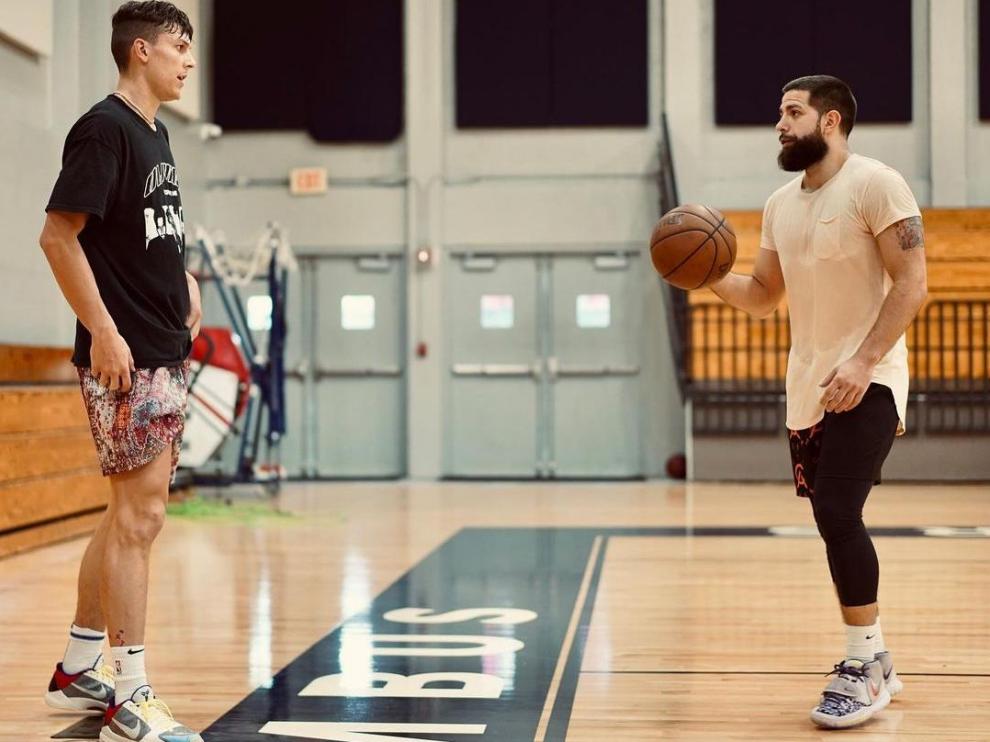 Jorge Milo, a la derecha, en un entrenamiento en Miami con Tyler Herro, estrella de los Heat.