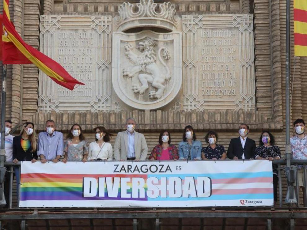 Los concejales han colocado este lunes una pancarta con los colores del colecto LGTBQ y trans.