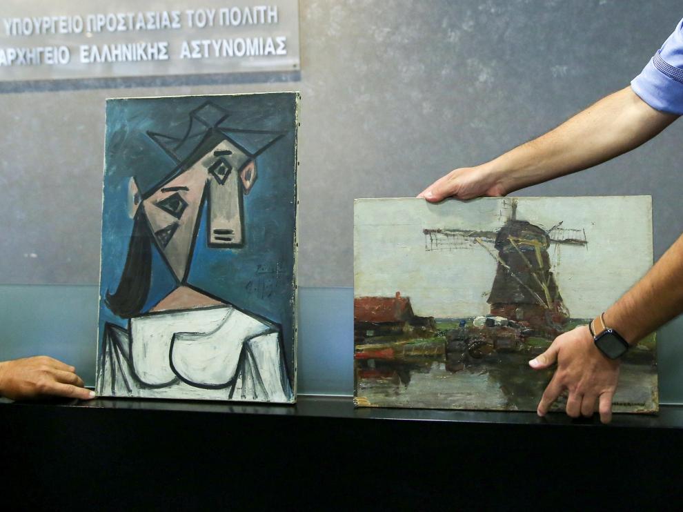 'Cabeza de mujer', de Picasso (i), junto a la otra obra recuperada, del artista holandés Piet Mondrian