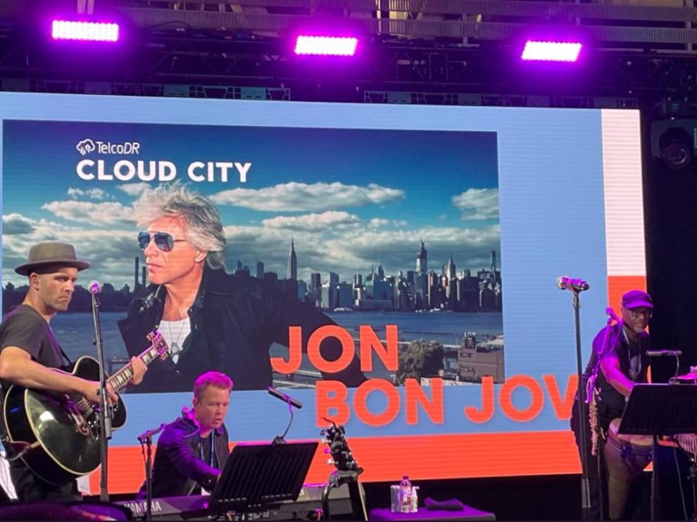El cantante estadounidense Jon Bon Jovi ha ofrecido este martes un concierto en acústico en el Mobile